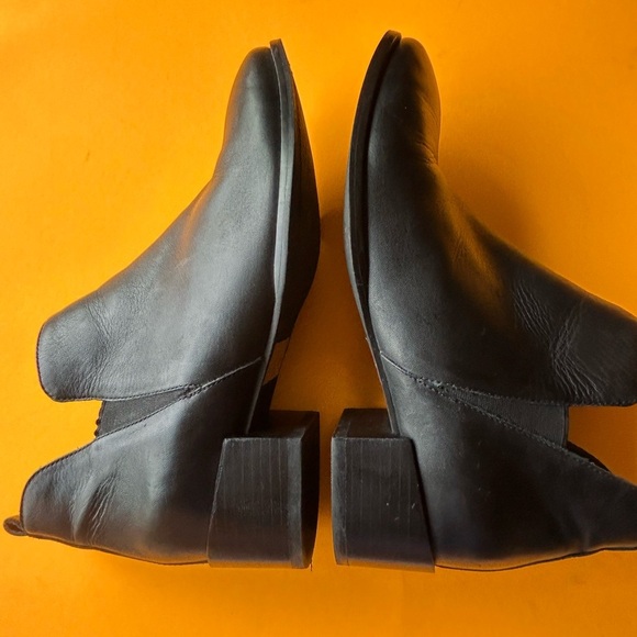 Seychelles Sleek Black Leather Pull On Ankle Boots   Size 9.5 - Picture 4 of 12